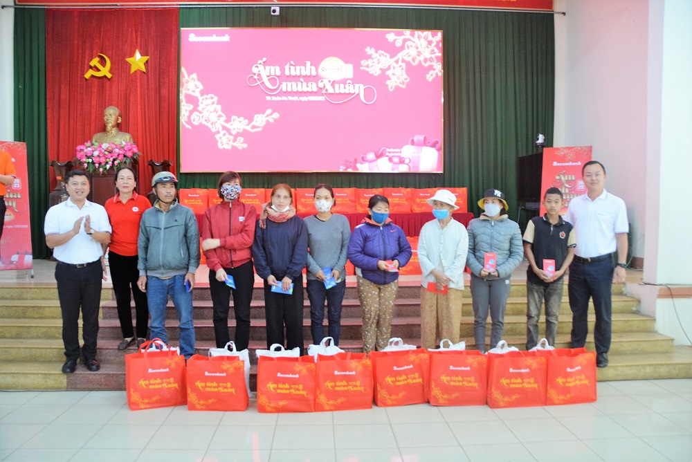 Ngân hàng TMCP Sài Gòn Thương Tín (Sacombank) Chi nhánh Đắk Lắk trao tặng 100 suất quà tết trị giá 50 triệu đồng cho người nghèo, có hoàn cảnh khó khăn